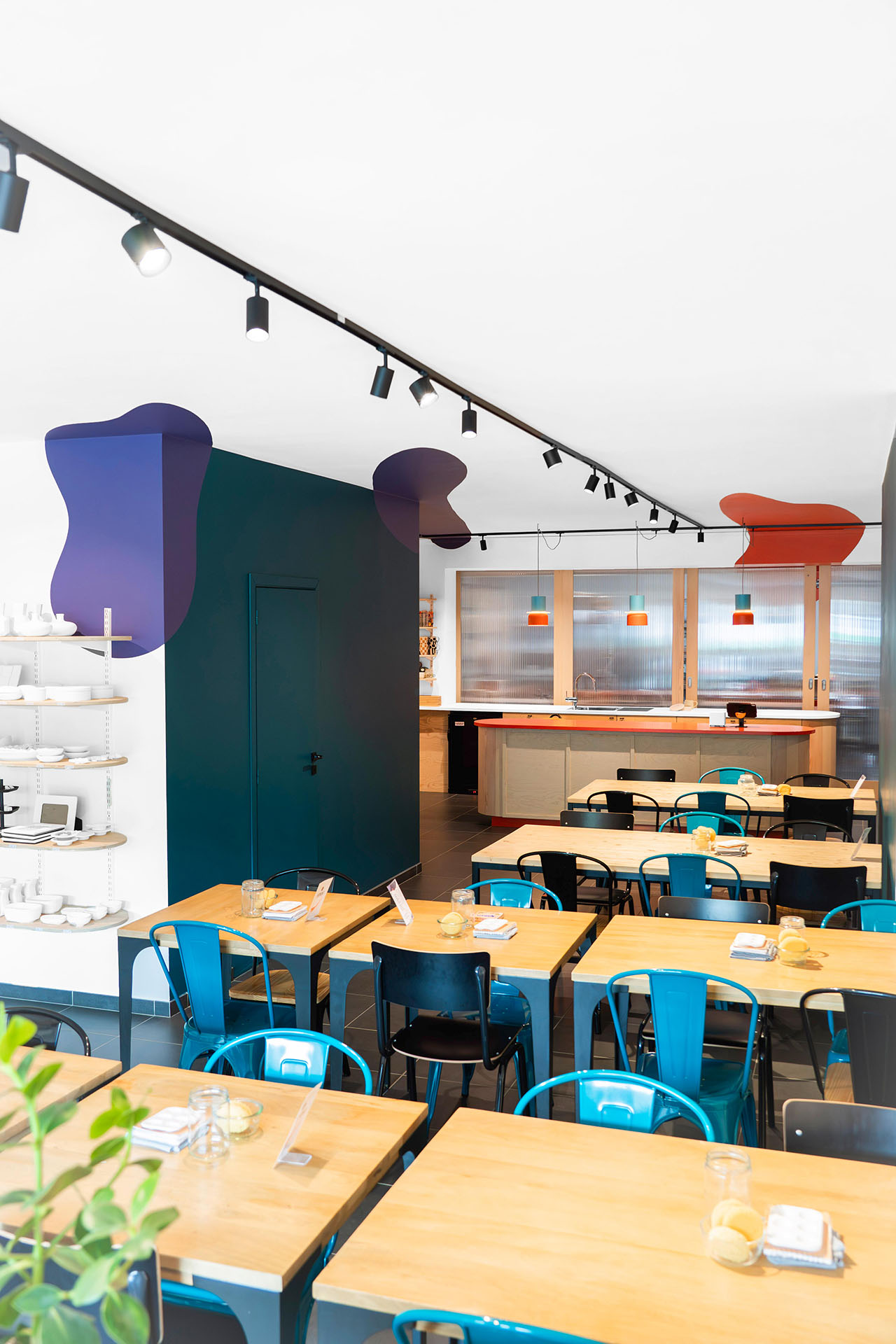 Pigment — Café céramique — mobilier décliné charte graphique — vue 3 — Design With Genius, Liège Belgique