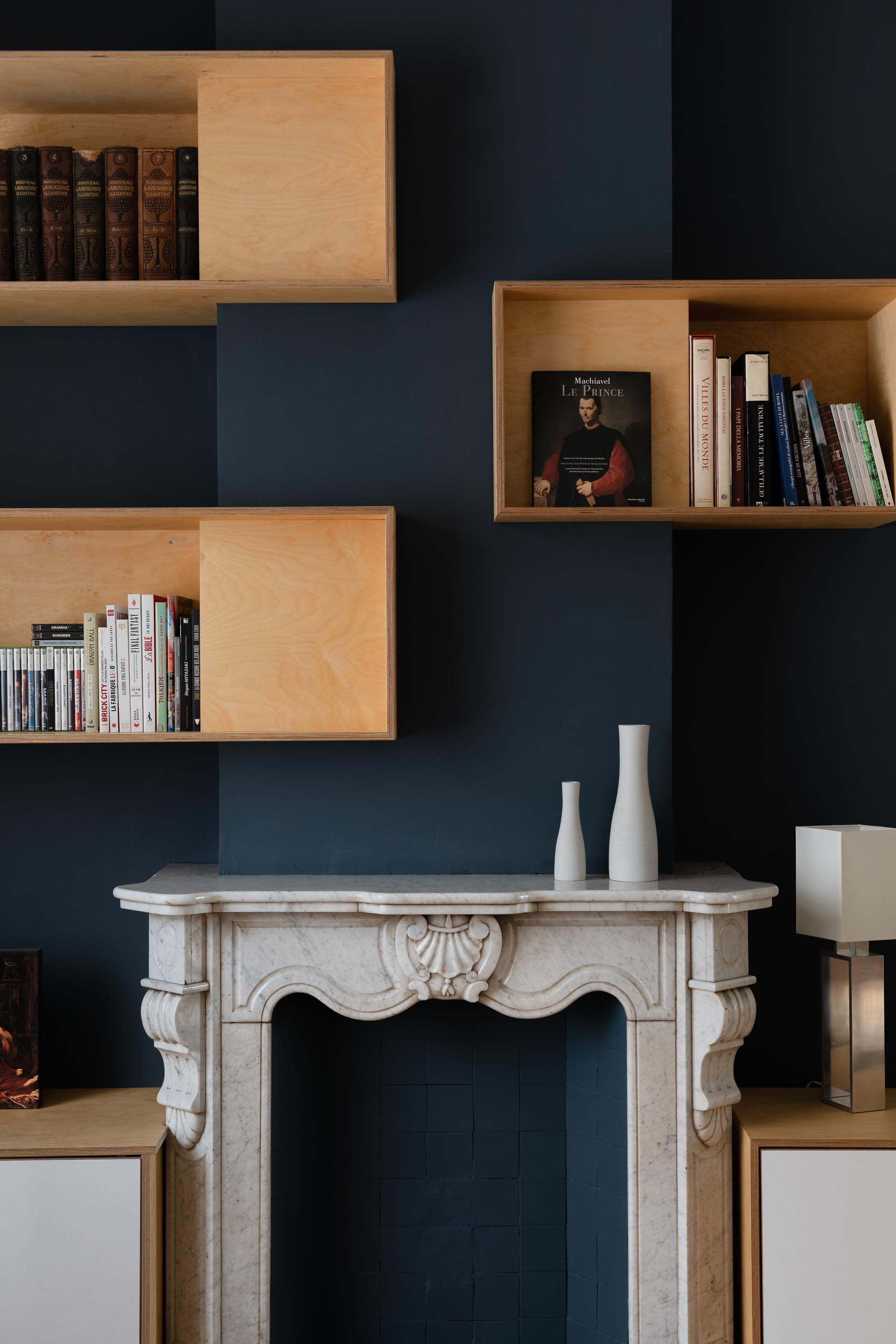 Mobilier sur mesure design minimaliste maison famille Campine Belgique — cheminée marbre — Design With Genius