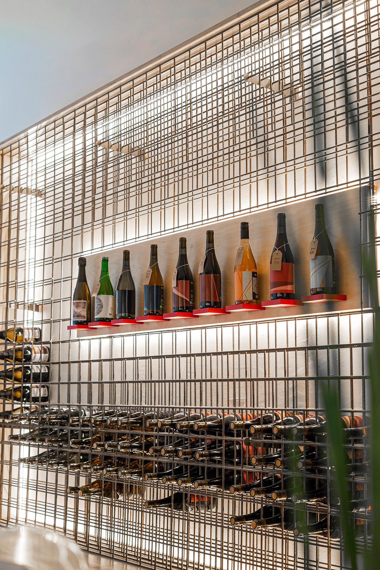 Les Vintrépides — Mobilier sur mesure — étagère paillasses métalliques 1000 bouteilles — vue 3 — Design With Genius, Liège Belgique